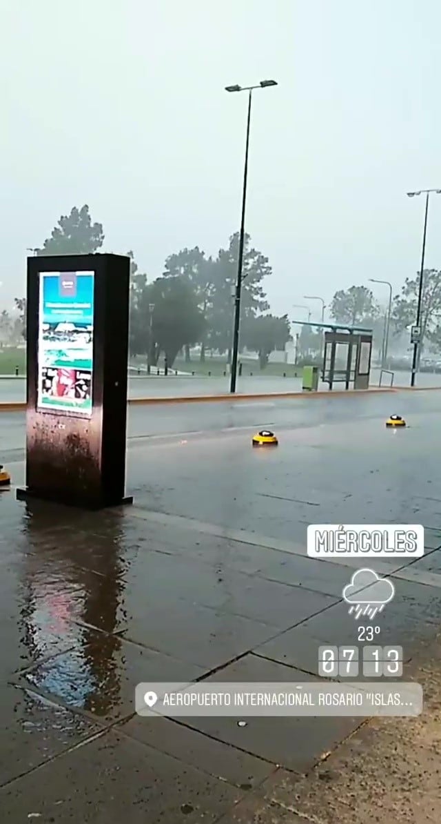 En el Aeropuerto Internacional "Islas Malvinas" también cayó gran cantidad de agua. (@mattsaccco)