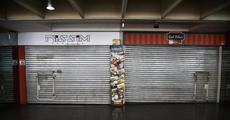 Locales de la terminal de Córdoba cerrados en plena cuarentena por coronavirus.