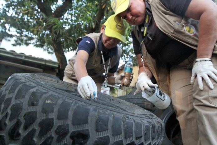 Empleados públicos eliminando criaderos de larvas de mosquito (www.ip.gov.py)