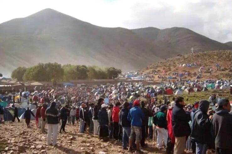 Una multitud de peregrinos asciende a las alturas de Punta Corral.