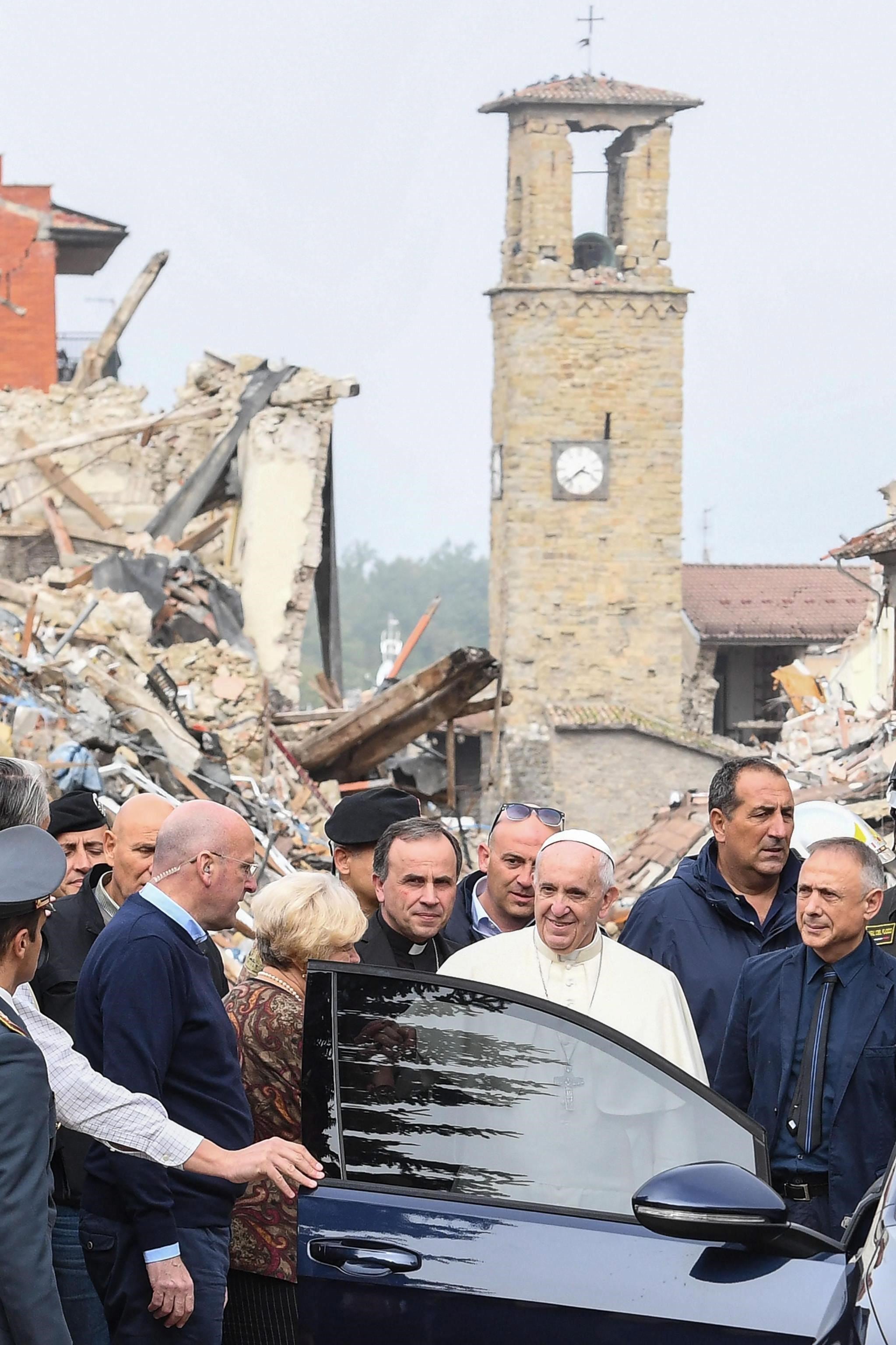 AM21 AMATRICE (ITALIA), 04/10/2016.- El papa Francisco sube a un coche tras visitar la "zona cero" del terremoto en Amatrice, Italia, hoy, martes 4 de octubre de 2016. Un terremoto de 6.0 de magnitud sacudió la zona de Amatrice el pasado 24 de agosto, dej