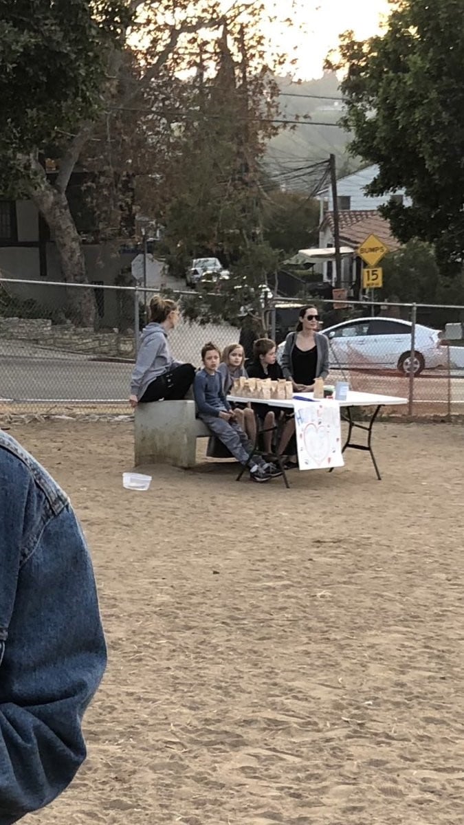 Sarah Ramos encontró a Angelina Jolie vendiendo galletas en una plaza de Los Ángeles y lo compartió en las redes sociales