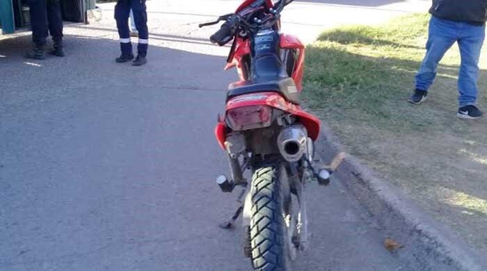 Fuerte choque entre un colectivo una motocicleta