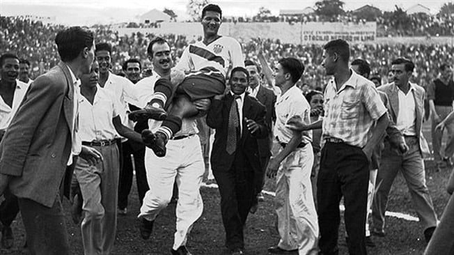 El haitiano Gaetjens, llevado en andas tras el gol para EE.UU. contra Inglaterra. Cuando volvió a Haití, perseguido por el régimen de Duvalier, fue secuestrado y nunca más se supo de él.