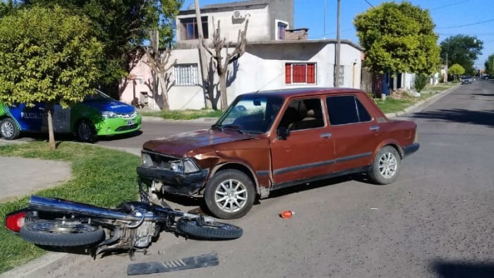 El conductor del auto no pudo maniobrar para esquivarlo. (El Informante)