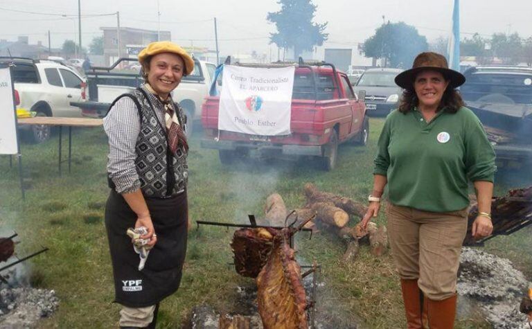 Roxana Muga junto a Mara Ottado, la asadora santafecina que compitió en el Mundial del Asado de Valdivia, en 2019 (Foto: web)