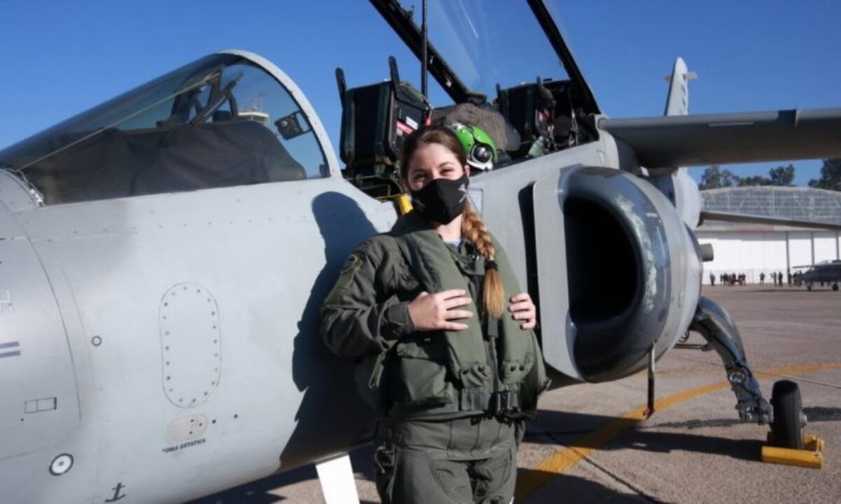 Sofía Vier, la primera mujer piloto de un avión caza del país