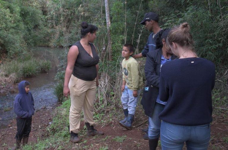 Los chicos de una comunidad en Río Victoria, Misiones, recorren casi tres kilómetros de selva para ir a la escuela. (Foto: La Nación)