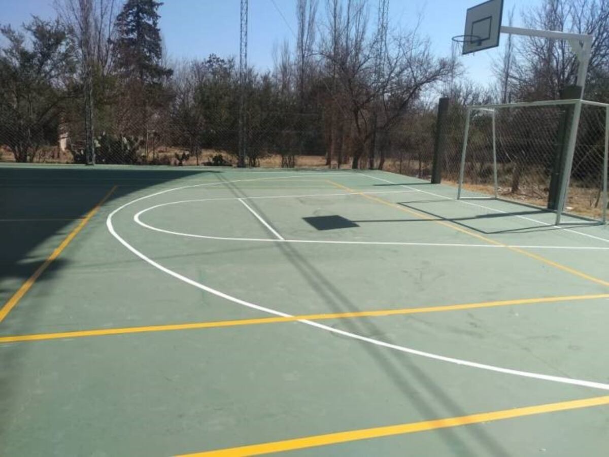 Las Calles cuenta con playón deportivo