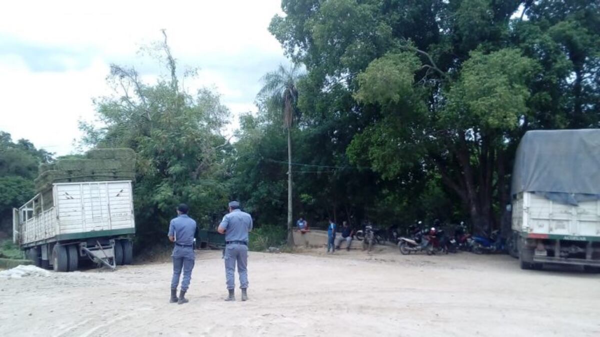 La frontera es un colador: camiones estacionan en pasos clandestinos para descargar mercadería