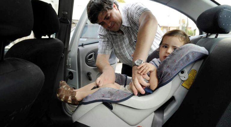 Los bebés se duermen en el auto. Cuál es la razón.