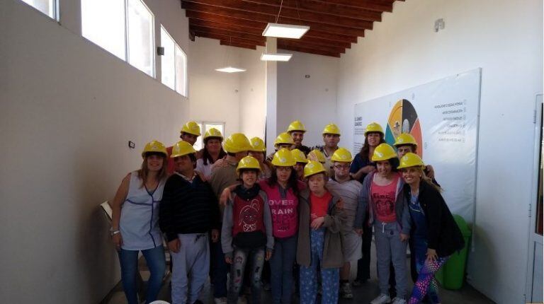 Alumnos del Centro de Día Caminemos Juntos en la Planta de Separación de Residuos