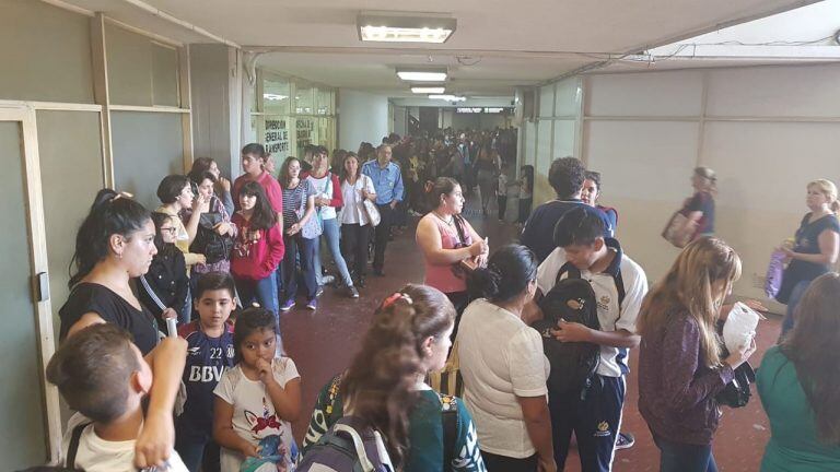 Interminables colas para activar las tarjetas del Boleto Educativo Gratuito en la vieja Terminal de Ómnibus de Córdoba.