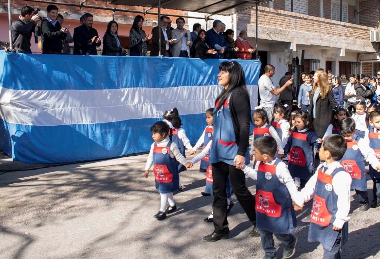 Desfile escolar sobre la avenida Libertador.