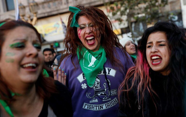 Miles de personas festejan la aprobación de la despenalización del aborto por parte de la Cámara de Diputados.