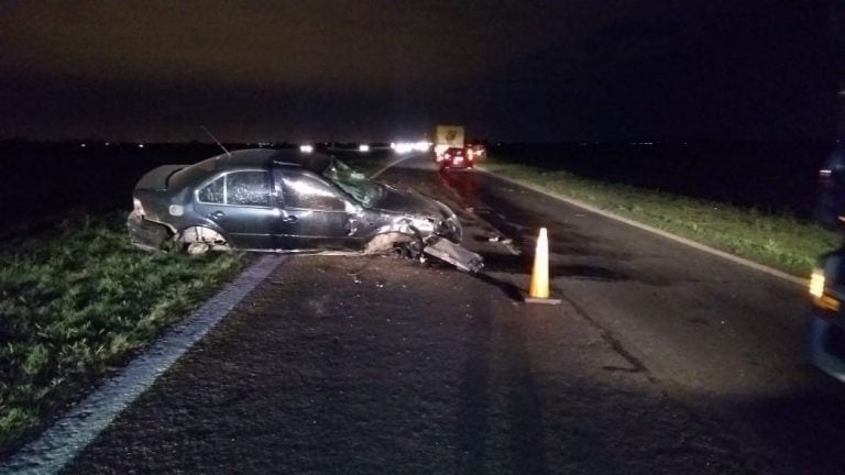 El conductor de un Bora terminó muerto tras ser despedido del auto. (Min. Seguridad)