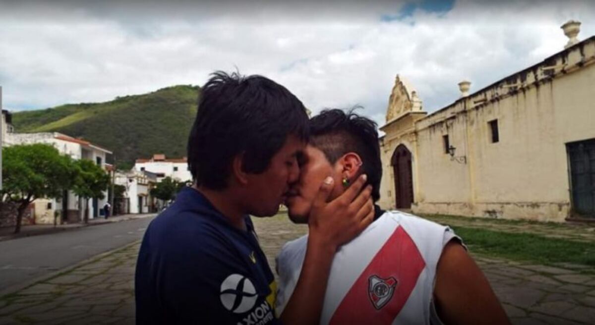 Dos salteños, uno de River y uno de Boca, sellaron su amor con un beso