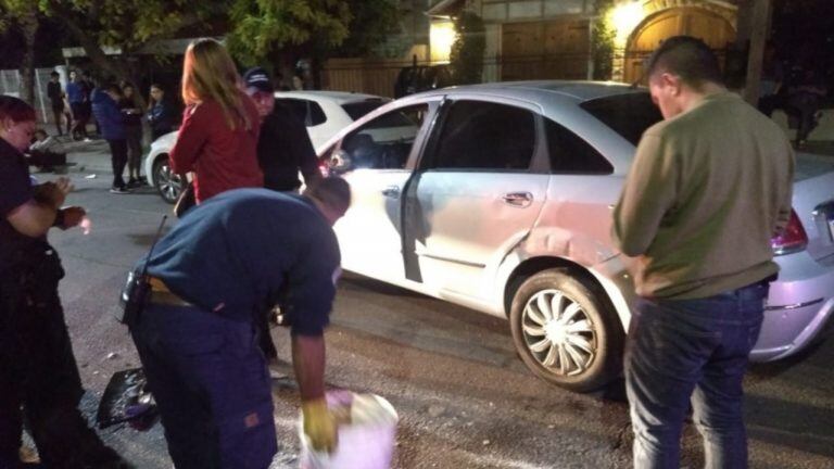 La conductora alcoholizada se llevó por delante dos autos estacionados