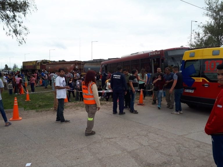 El accidente entre el tren y el colectivo ocurrió en cercanías de Guiñazú.