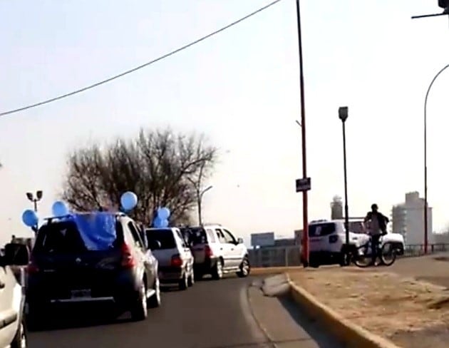 Caravana de autos por las calles céntricas de la ciudad.