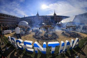 DYN07, MADRID 22/01/2017,EN EL MARCO DE FESTEJOS POR LOS 400 Au00d1OS DE LA PLAZA MAYOR EN LA CIUDAD DE MADRID, LOS RECONOCIDOS CHEFFS ARGENTINOS, FRANCIS MALLMANN Y GERMu00c1N MARTITEGUI, COCINARON A u201cLOS SIETE FUEGOSu201d UN ASADO PARA 2000 PERSONAS, COMO PARTE DE LAS ACCIONES DE PROMOCIu00d3N TURu00cdSTICA DONDE ARGENTINA ES PAu00cdS SOCIO DE LA 37u00b0 EDICIu00d3N DE LA FERIA INTERNACIONAL DE TURISMO FITUR, DONDE PARTICIPARON 245 MIL ESPECTADORES, MARCANDO UN RECORD DE ASISTENCIA.FOTO:DYN/GENTILEZA