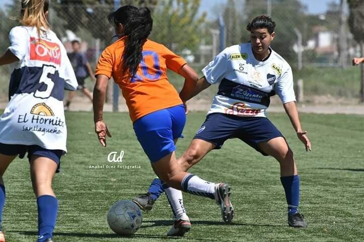 No pueden parar a la Chela Castaño cuando encara con la pelota en algún partido jugando con Talleres en la Liga Cordobesa