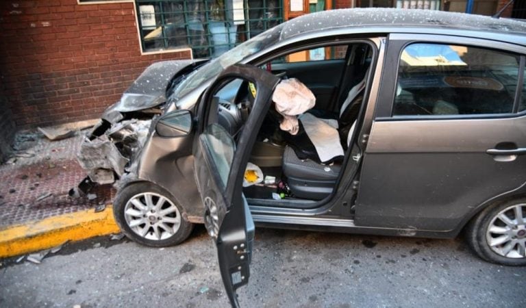 Chocó autos estacionados y agredió a policías.