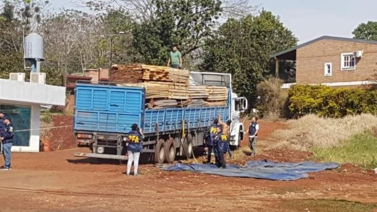 Encontraron casi mil kilos de marihuana ocultos en un camión. (Foto: El Territorio)