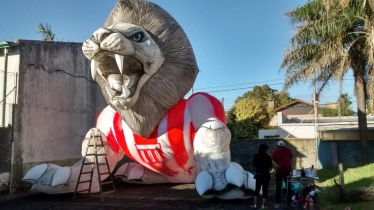 El "León" inflable mide siete metros y demandó 7 mil metros de tela (web).