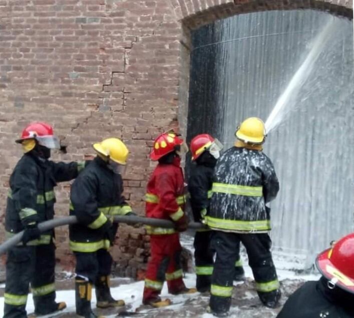 Sofocado el fuego, se trabajó en el enfriamiento de las estructuras.