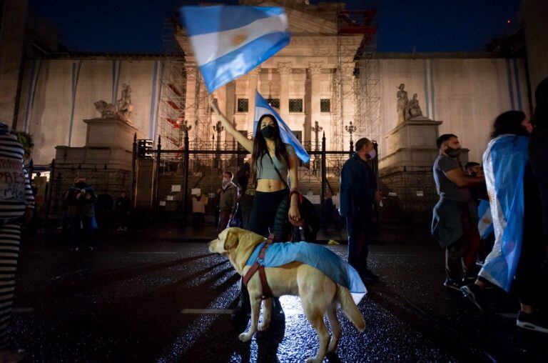 Frente a las puertas del Congreso de la Nación, manifestantes protestaron durante toda la madrugada de este jueves 27 de agosto de 2020 contra la reforma judicial.  (Clarín)