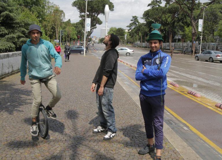 Artistas argentinos alegran con su arte las calles de Albania.

Fotos: Shqiptarja