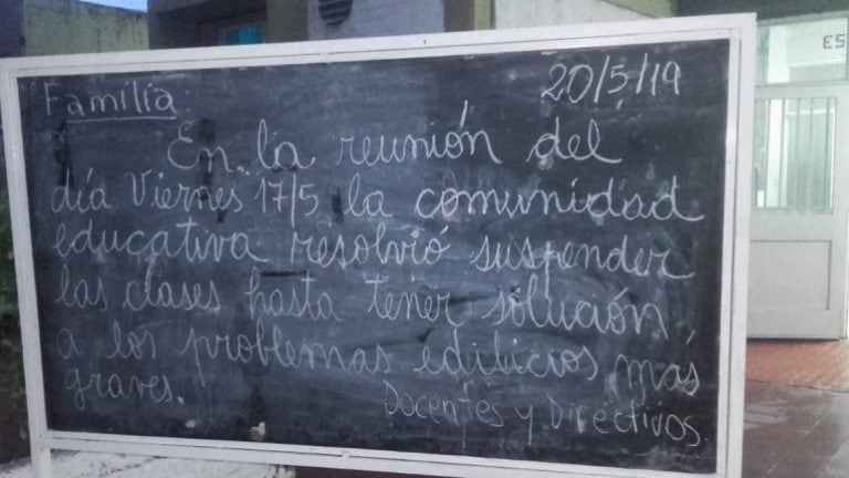 A causa de los problemas de infraestructura los padres y autoridades decidieron suspender las clases.