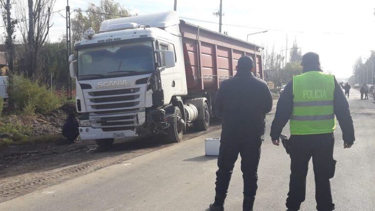 El auto se cruzó de carril e impactó de lleno contra el camión. Foto: César Izza.