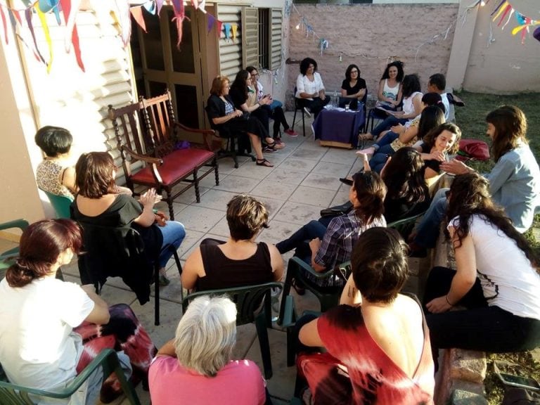 Charla en el patio de la Biblioteca Sarmiento