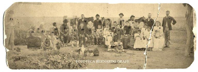 León Safontás, el primero de la derecha, en una fotografía tomada en su chacra el 6 de enero de 1894 (Fototeca Bernardo Graff)