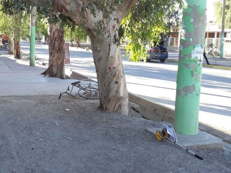 La bicicleta del anciano atropellado quedó destrozada.