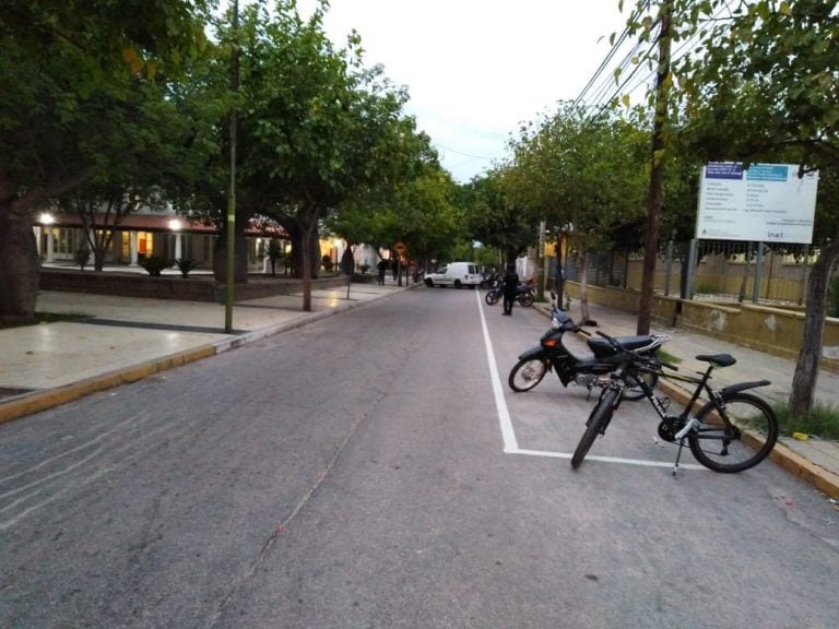 En la mañana de este miercoles, algunos trabajadores que pertenecen al Centro de Propietarios de Taxis iniciaron una protesta frente a la Municipalidad