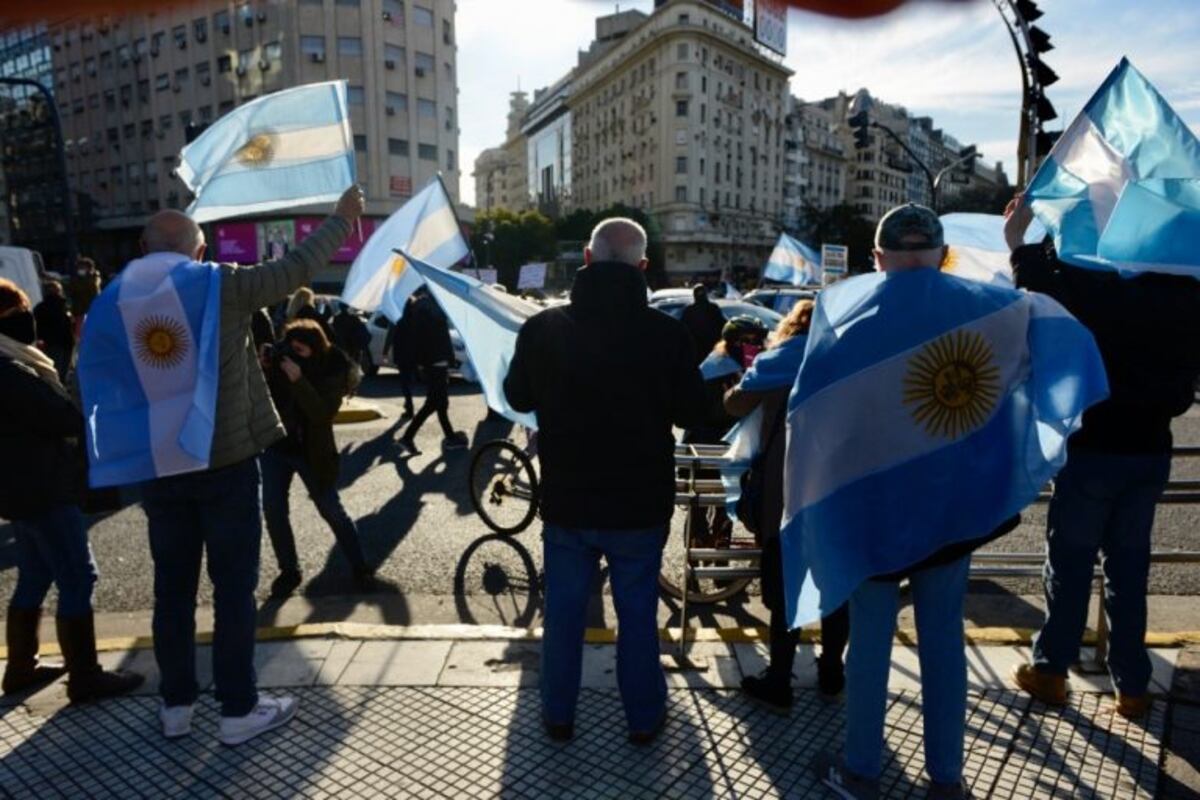 9 de julio: manifestantes realizaron un banderazo en el Obelisco y Plaza de Mayo