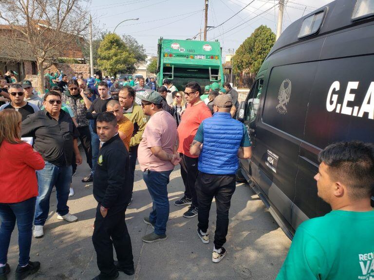 El gremio de los recolectores de residuos se declaró en estado de alerta y movilización. Muchos camiones se apostaron cerca del domicilio de Saillén.