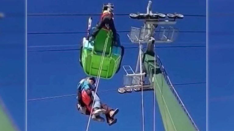 Evacúan a 240 personas en rápel en la telecabina del Cerro Catedral de Bariloche.