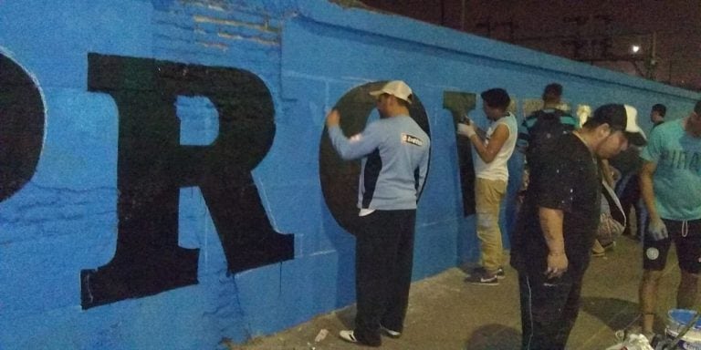 Los hinchas de Belgrano construyeron el mural más grande del país en el predio de la Estación Mitre.