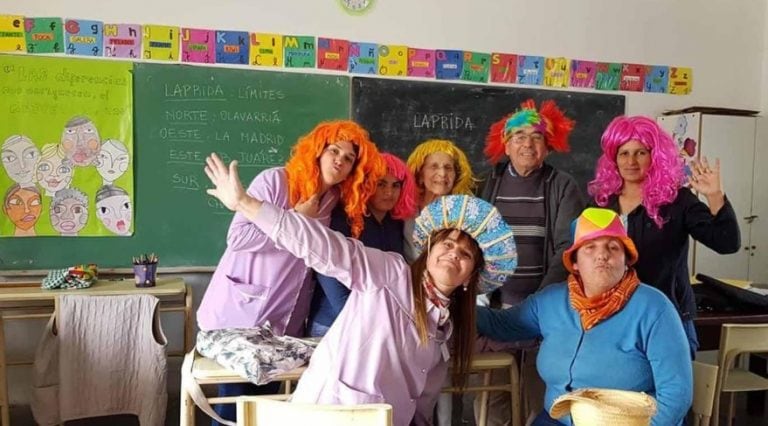 Leonor junto a su maestra Patricia y sus compañeros (Foto: TN)