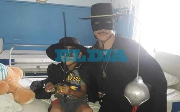 Los Reyes Magos visitaron el Hospital de Niños junto al Zorro y el Sargento García (Foto: Diario El Día)