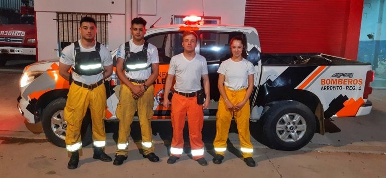 Bomberos de Arroyito luchando contra el fuego