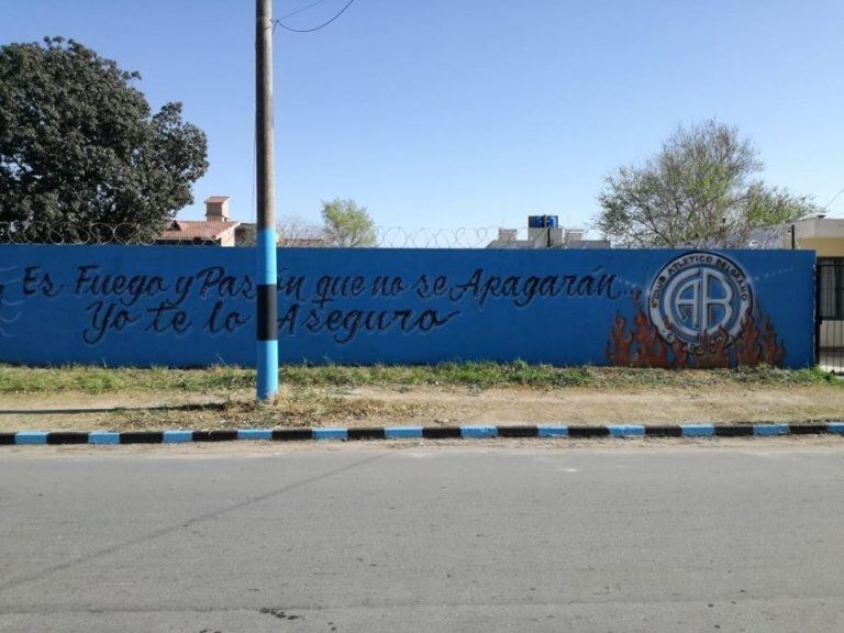 Hinchas de Belgrano pintaron el muro de la casa de Rodrigo en Argüello.