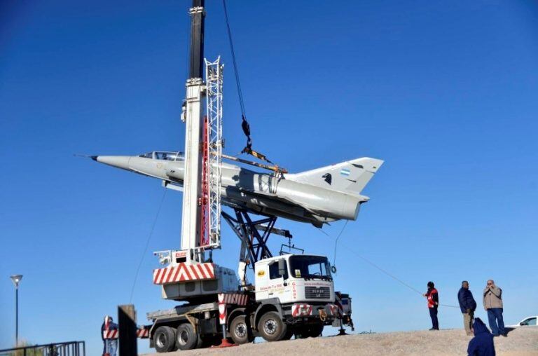 Montaje del avión de guerra que estará en el Memorial de Malvinas