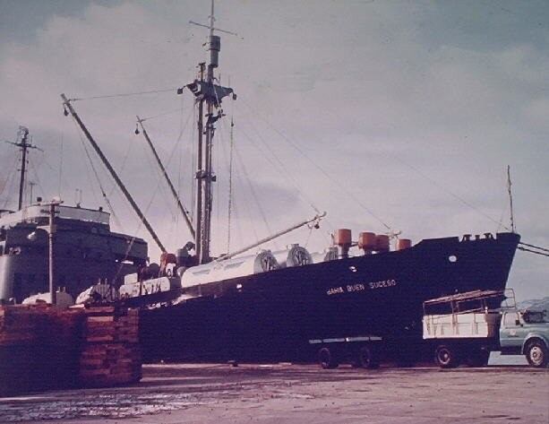 Años antes de la guerra y entre otros tantos viajes entre el continente y las islas, el Bahía Buen Suceso había transportado a las Malvinas la planta de combustible Antares, de YPF. La población isleña, en su gran mayoría descendiente de británicos, se vio beneficiada en los años ´70 por los continuos aportes de este buque argentino.