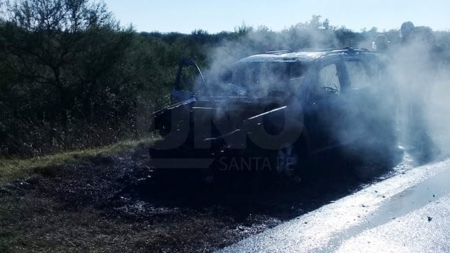 El vehículo estaba en marcha cuando se incendió.