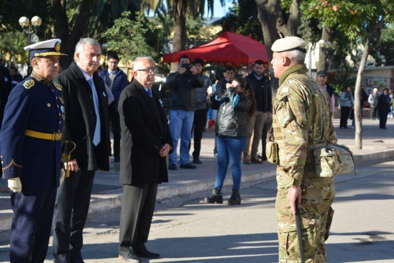 El teniente coronel Herrera; el gobernador Morales y el intendente Bravo, pasaron revista a las tropas y dieron autorización para la implementación del dispositivo de desfile.